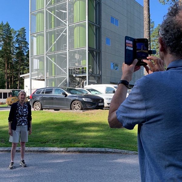 Man som tar bild på en kvinna med en mobil