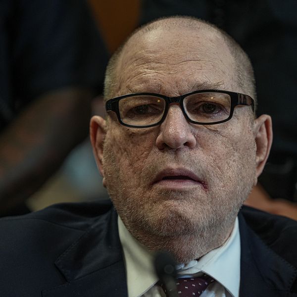 Harvey Weinstein i domstol med allvarligt uttryck