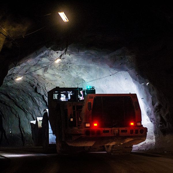 Gruvfordon i LKAB:s underjordiska gruva, belysning och tunnelväggar synliga.