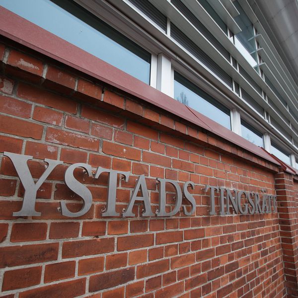 Ystads tingsrätts fasad med tydlig skylt på byggnadens tegelvägg.