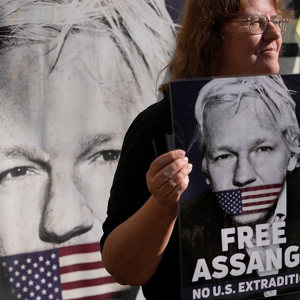 Kvinna med skylt om att frige Assange.