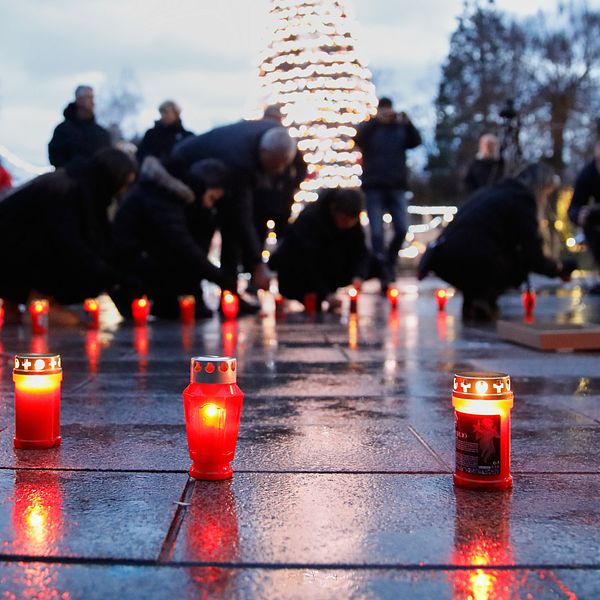 Ljus tända för att hedra offren för branden i schweiziska Crans-Montana.