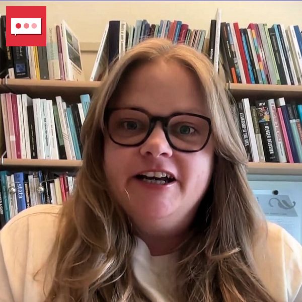 Statsvetaren Louise Skoog sitter på sitt arbetsrum på Umeå universitet. Bakom hennes syns en bokhylla full av böcker.
