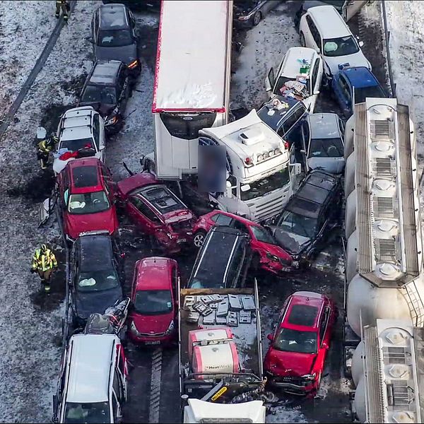 Många bilar och lastbilar står huller om buller på E18.