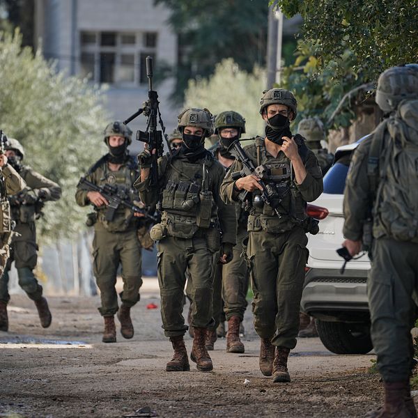 Palestinier skjutna med uppsträckta händer | SVT Nyheter