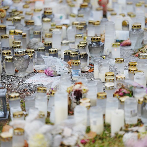 Minnesplats med ljus och blommor efter skoldådet i Fagersta