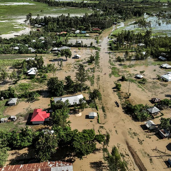 En by i Kenya har svämmats över efter omfattande skyfall.