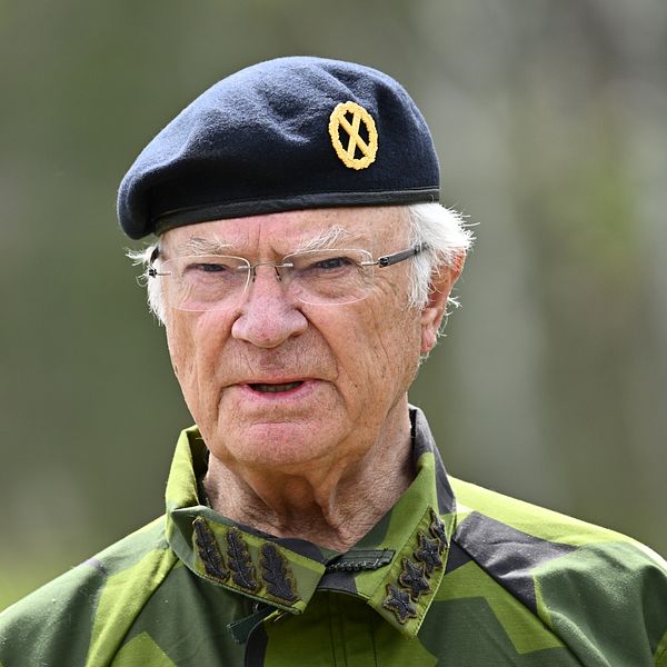 Kung Carl Gustaf i militäruniform under besök hos svenska Natobataljonen på Camp Valdemar.