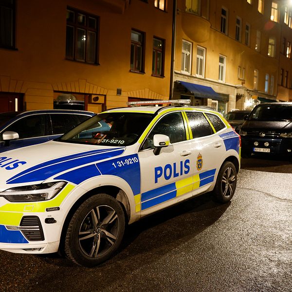 Polisbil på en gata i Stockholm.