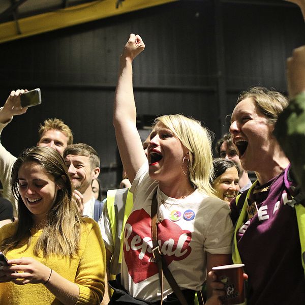 En grupp irländska kvinnor sträcker upp armarna och jublar i samband med folkomröstningen om stärkt aborträtt 2018.