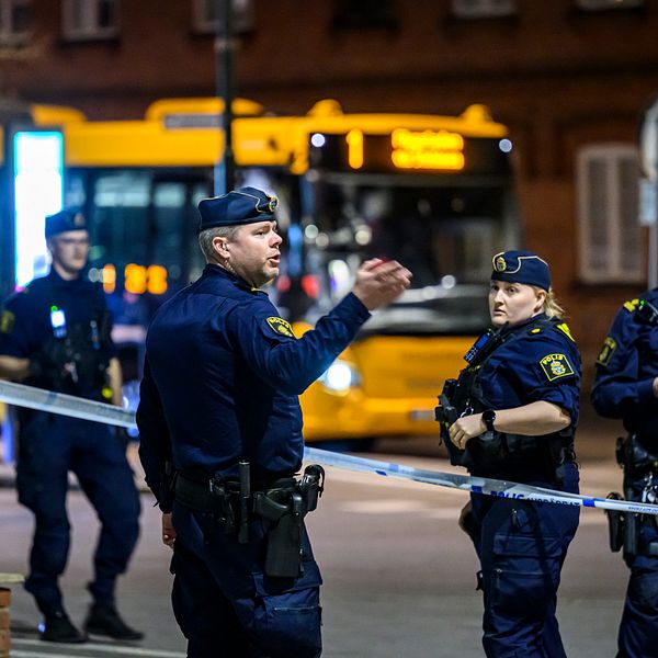 Poliser vid avspärrning efter knivhuggning av flicka på buss i Eslöv i april