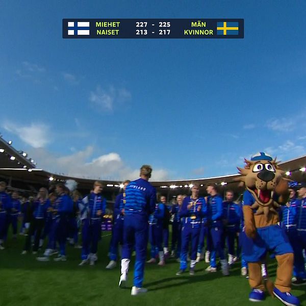 Suomalaisia yleisurheilijoita ja maskotti Finnkampenissa.