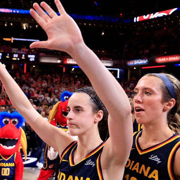 Caitlin Clark jublar över sina 35 poäng mot Dallas Wings