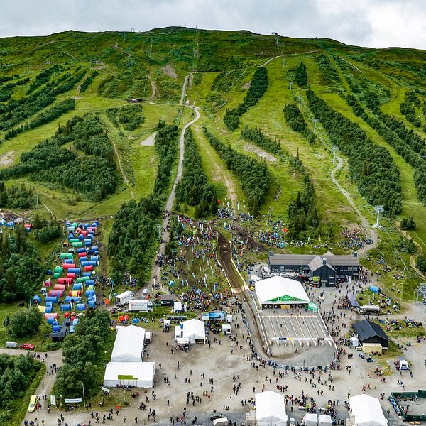 Drönarbild som visar några alpina nedfarter under sommaren då O-ringen, världens största orienteringsevenemang pågår.