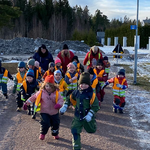 Förskolebarn från Skogstorpets förskola.