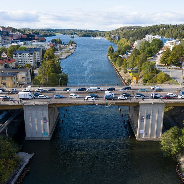 Bilar i kö på Mälarbron över vattendrag i Södertälje.