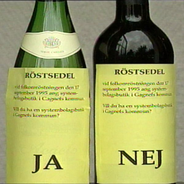 Två röstsedlar, en för ja och en för nej, sitter uppklistrade på varsin vinflaska.