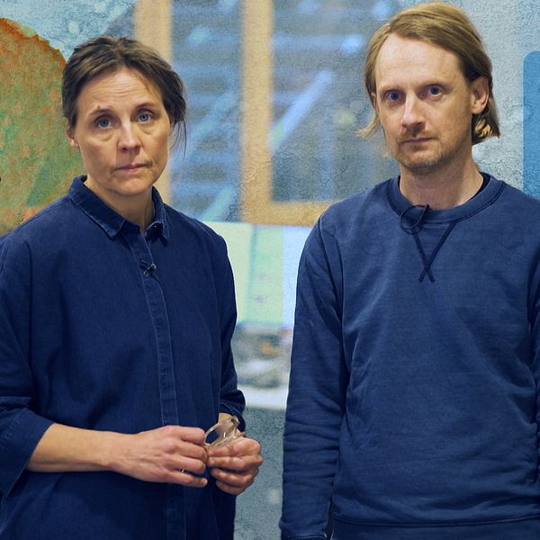 Reportrarna Ida Andersson och Olof Petersson framför en textur.