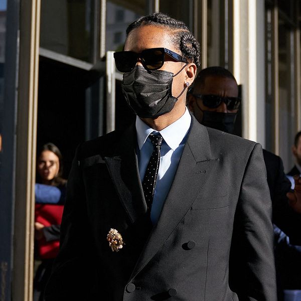 Rapparen Asap Rocky lämnar rätten i Los Angeles, USA, efter måndagens förhandlingar.