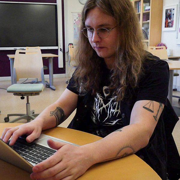 Hampus Nord, elev på Kristinehamns folkhögskola, sitter med sin dator.