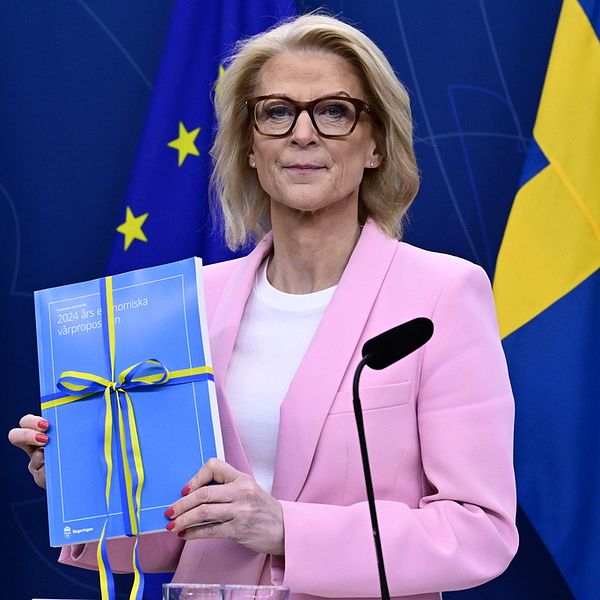 Finansminister Elisabeth Svatensson (M) håller i budgetpropositionen på en pressträff.