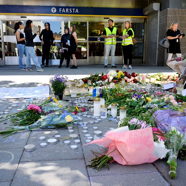 Blommor vid minnesplats efter dödskjutningen vid Farsta centrum i juni 2023.