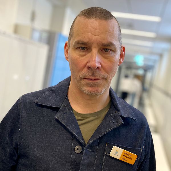 Tunaskolans rektor Marcus Hedström står i en skolkorridor.