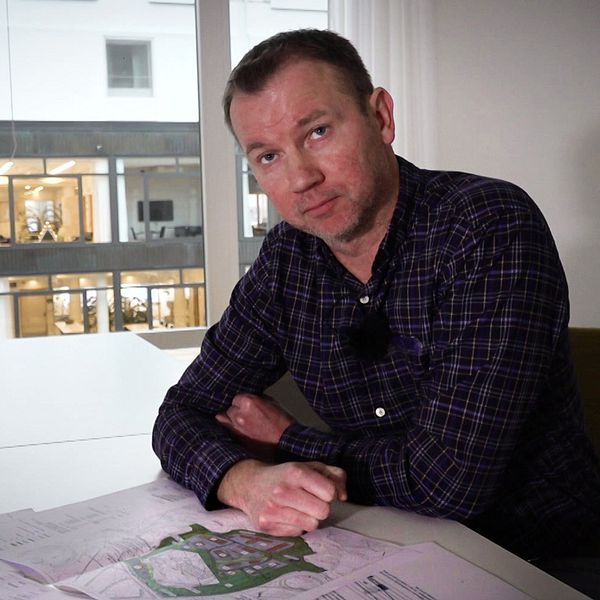 Mats Karlsson, forskare i geoteknik, sitter vid en karta.
