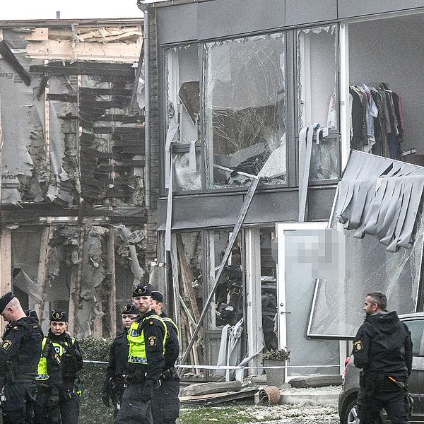 En kraftig explosion inträffade tidigt på torsdagsmorgonen i Fullerö vid Storvreta utanför Uppsala. En kvinna i 25-årsåldern har dött i samband med händelsen.