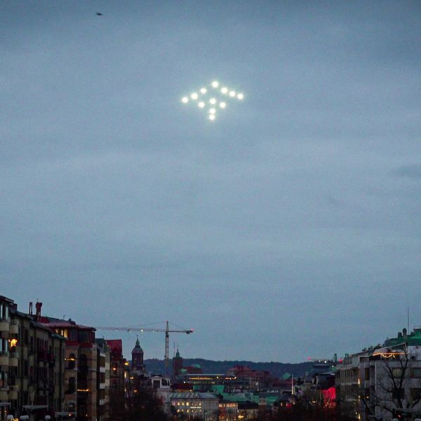 Julgransformationen av Skaraborgs flygflottilj flyger över Göteborg.