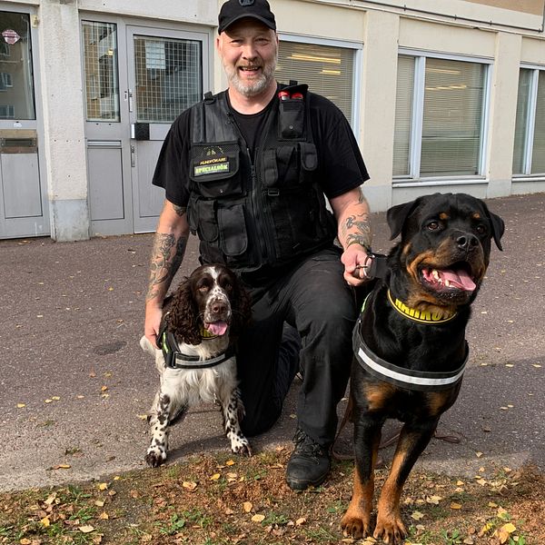 Anders Danielsson sitter med sina hundar Stök och Tuffe som kan söka efter narkotika.