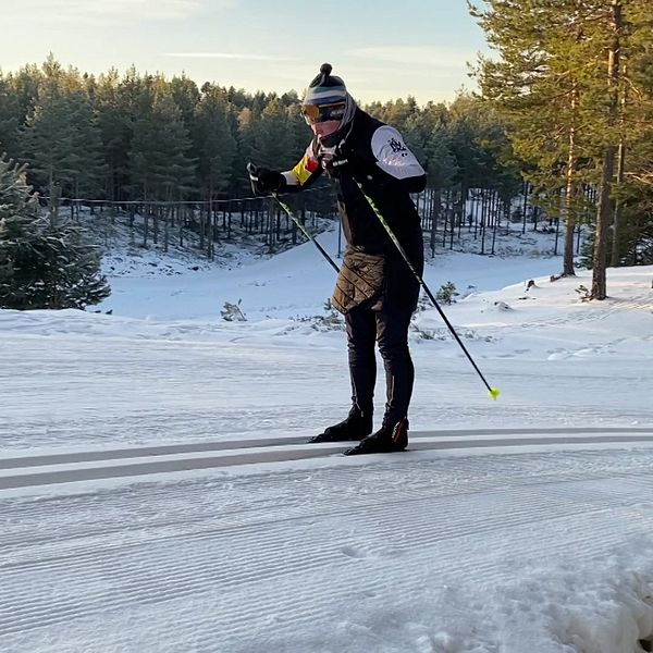 Tjej åker skidor