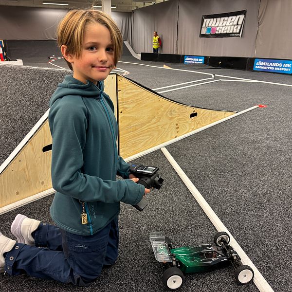 Eddie Kjellberg styr sin radiostyrda bil på den nya inomhusbanan i Östersund.