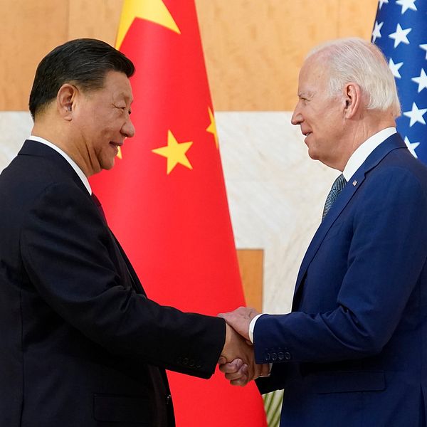 Xi Jinping tar i hand med Joe Biden under ett möte i Indonesien 2022.