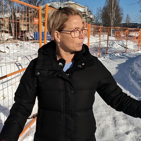 Bygg- och miljönämndens ordförande Annamaria Hedlund vid en byggarbetsplats på Sörböle i Skellefteå.