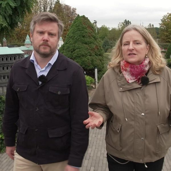 Två personer går på en parkväg och diskuterar EU:s långtidsbudget