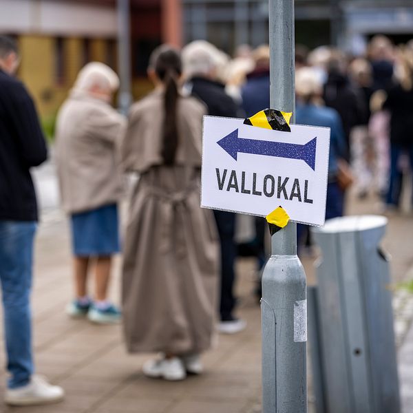 Vallokal med väljare utanför under valdagen
