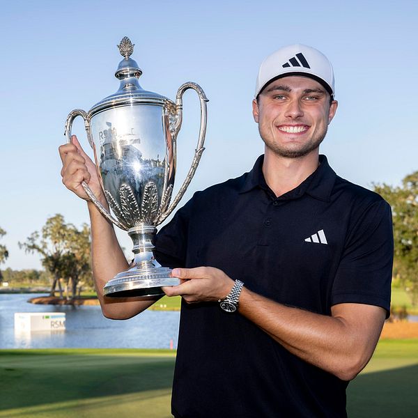 Ludvig Åberg med trofén efter första segern på PGA-touren