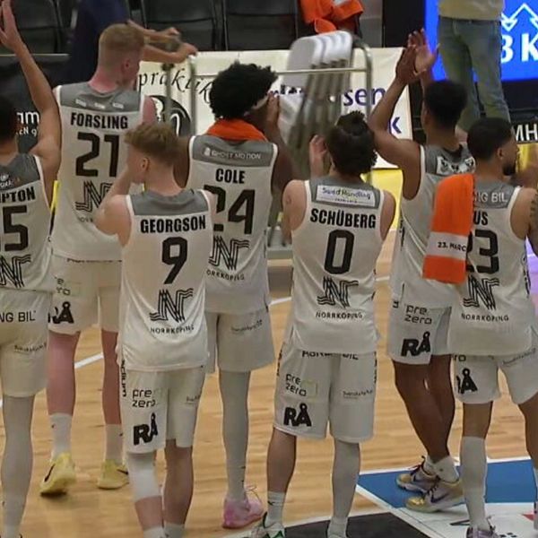 Basketlag klappar och tackar publiken efter match på inomhusplan.