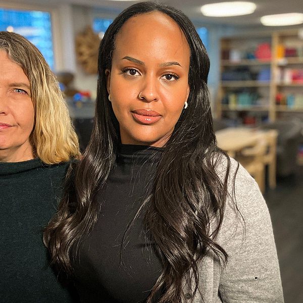 Lärarna Petra Andersson och Arsema Yohannes på Utmarksskolans skolbibliotek.