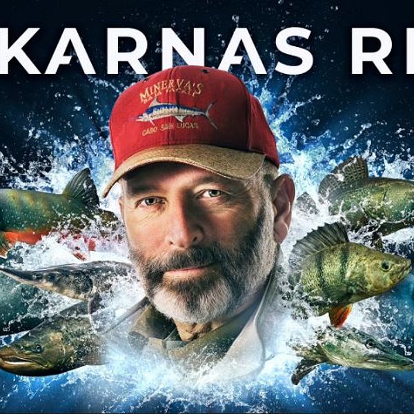 Reklamaffisch för ”Fiskarnas Rike” säsong 2, med olika fiskar som hoppande ur vattnet runt en person som bär en röd keps med texten ”Fiskarnas Rike”.