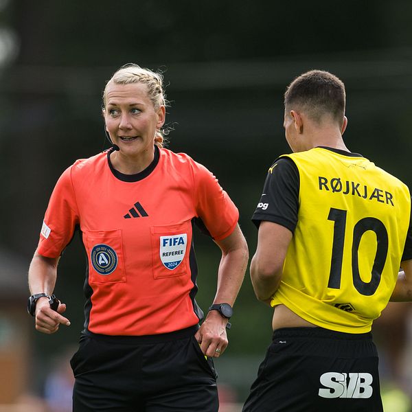 Tess Olofsson blir första svenska kvinnliga domare att döma en internationell tävlingsmatch för herrar.