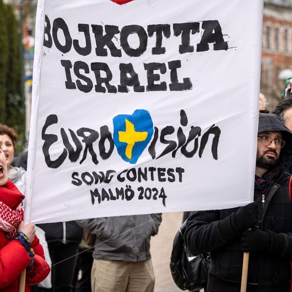 Demonstranter utanför Malmös stadshus som manar till bojkott av Israels deltagande i ESC