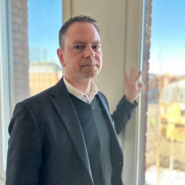 David Carlsson, vd och koncernchef på Balticgruppen – står vid ett fönster, klädd i kavaj
