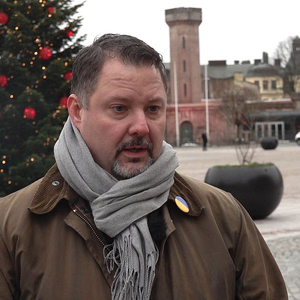 Christopher Larsson (SD) på Stortorget, framför julgran