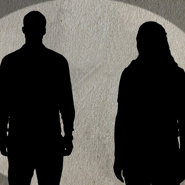Två siluetter, troligen en man och en kvinna, mot en ljusgrå bakgrund.