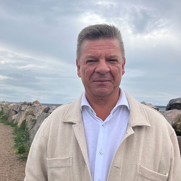 teknik och fastighetsnämndens ordförande Carl-Johan Bertilsson står framför en stenmur vid Västra stranden