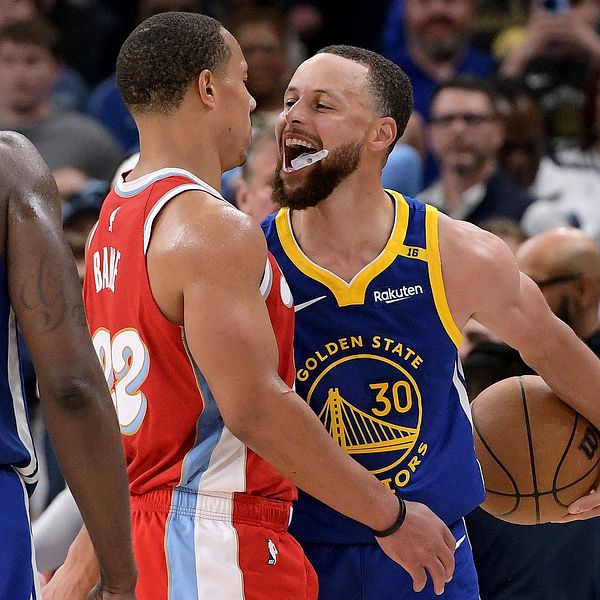 Stephen Curry tjafsar med Memphis Desmond Bane under nattens match.