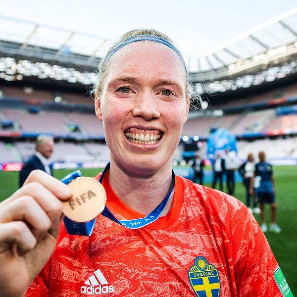 Hedvig Lindahl med medalj efter VM 2019