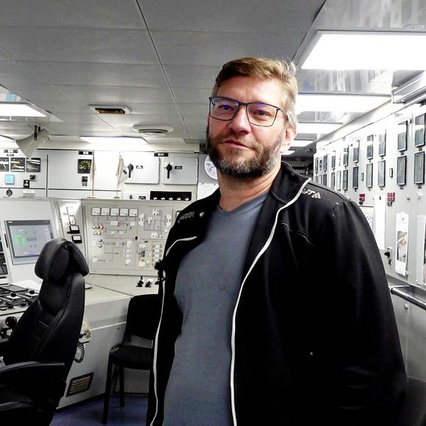 Andreas Ljung är teknisk chef på Ymer och står i isbrytararens kontrollrum.